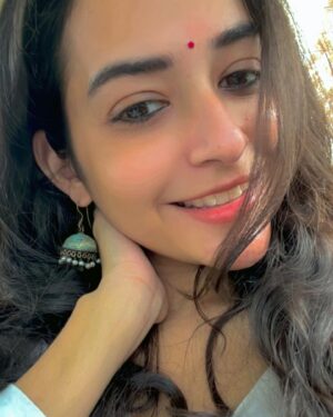 Aanchal Goswami Instagram - Duniya ke liye mai chaahe kitni bhi kathin ho jaaun..
Tumhare liye mai wahi sehaj, saral ladki rahoongi.. jo tumhari ek nazar par apni duniya haar jaati hai ♥️🕊️