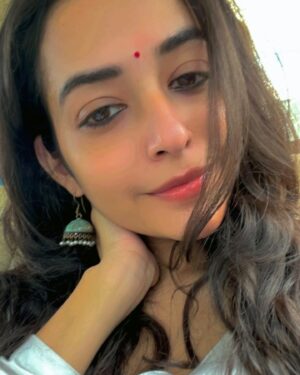 Aanchal Goswami Instagram - Duniya ke liye mai chaahe kitni bhi kathin ho jaaun..
Tumhare liye mai wahi sehaj, saral ladki rahoongi.. jo tumhari ek nazar par apni duniya haar jaati hai ♥️🕊️