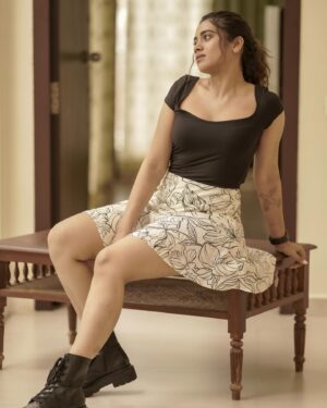 Aarthi Subash Instagram - Perfect<worth it
Artist - @aarthisubash_official
Photographer - @camerasenthil
Makeup - @jeevithamakeupartistry
Shoot Organized by @rrajeshananda
#aarthisubash #aarthisubashofficial #photoshoot #weaternfashion #westernstyle #styling