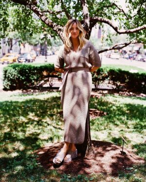 Abby Elliott Instagram - Abby Elliott talked to Romper about how her own pregnancy and birth became intertwined with her character’s in Season 3 of ‘The Bear’. Click the link in bio for the full profile. ✨

Photographs by @katslootsky
Story by @phillip.maciak 
Talent Bookings: @specialprojectsmedia
Photo Director: Alex Pollack
SVP Fashion: Tiffany Reid
SVP Creative: Karen Hibbert