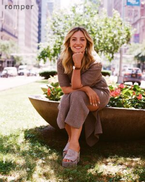 Abby Elliott Instagram - Abby Elliott talked to Romper about how her own pregnancy and birth became intertwined with her character’s in Season 3 of ‘The Bear’. Click the link in bio for the full profile. ✨

Photographs by @katslootsky
Story by @phillip.maciak 
Talent Bookings: @specialprojectsmedia
Photo Director: Alex Pollack
SVP Fashion: Tiffany Reid
SVP Creative: Karen Hibbert