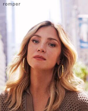 Abby Elliott Instagram - Abby Elliott talked to Romper about how her own pregnancy and birth became intertwined with her character’s in Season 3 of ‘The Bear’. Click the link in bio for the full profile. ✨

Photographs by @katslootsky
Story by @phillip.maciak 
Talent Bookings: @specialprojectsmedia
Photo Director: Alex Pollack
SVP Fashion: Tiffany Reid
SVP Creative: Karen Hibbert