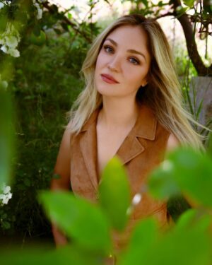 Abby Elliott Instagram - Thank you @jamieleecurtis @interviewmag LINK IN BIO🩷
