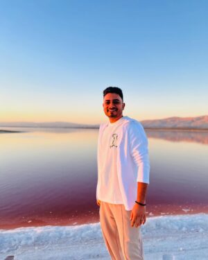 Abhay Jodhpurkar Instagram - Touchdown 🇺🇸✨
First day couldn’t have been better than this. 🩷🌅✨

PS. This pink salt lake is such a vibe! 🤌🏼