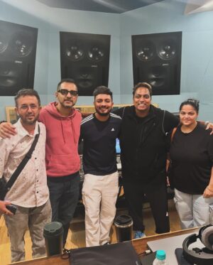 Abhay Jodhpurkar Instagram - Wrapped up a beautiful song recording yesterday for @prasad.sashte for a film directed by @ganeshacharyaa sir! 💙💜✨

Feels good to be back to the bay! Grateful. ✨