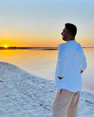 Abhay Jodhpurkar Instagram - Touchdown 🇺🇸✨
First day couldn’t have been better than this. 🩷🌅✨

PS. This pink salt lake is such a vibe! 🤌🏼