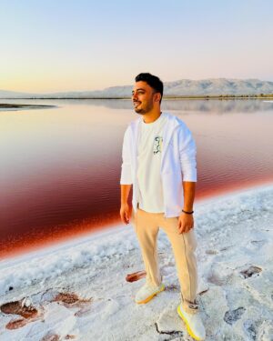 Abhay Jodhpurkar Instagram - Touchdown 🇺🇸✨
First day couldn’t have been better than this. 🩷🌅✨

PS. This pink salt lake is such a vibe! 🤌🏼