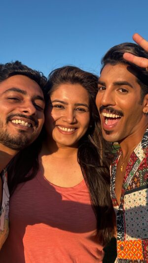 Abhay Jodhpurkar Instagram - Presenting #kannamoochi with these lovelies, @benparmusic @varunapadmasahabir 💜💙✨

Song Credits:

Kannamoochchi Yaenada 
Movie: Kandukondain Kandukondain
Artist: K.S. Chithra, K.J. Yesudas 
Music: A.R. Rahman
Lyrics: Vairamuthu

Label: @saregamatamil , A RPSG Group Company

#Kannamoochchi #KandukondainKandukondain #SaregamaTamil