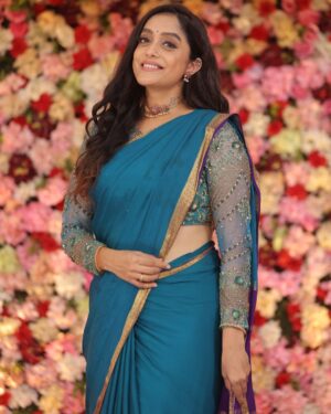 Abhirami Venkatachalam Instagram - Let the blue sky meet the blue sea 💙

Makeup- @ramana_makeup_artist 
Hair- @abirami.bl 
Blouse- @nirali_design_house 

Thanks to this beautiful team who made this look effortlessly awesome 🙏🏼✨🤗♥️
 And @zeetamizh thank you for this amazing opportunity 🙏🏼🌸

#abhiramivenkatachalam #av #kannamma #love #universe