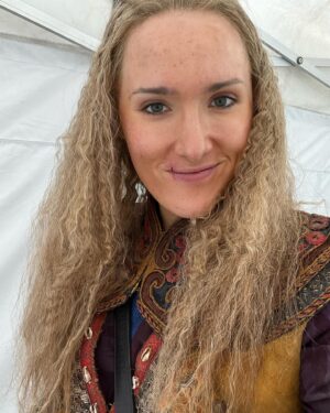 Abigail Thorn Instagram - Playing Sharako Lohar on #houseofthedragon was the most fun job I’ve ever had: she’s wonderful and I hope you all love her! Thank you @hbo for making me feel like family 🏠🐉

Women coming into our power is one of the themes of S2. Sharako embodies that theme as a woman who goes beyond society’s understanding of what she ought to be. In the episode we see her commanders don’t understand her but she doesn’t give a damn what anyone thinks! It’s really cool what Ryan, Sara, Melissa and the whole team did with the character and I’m really proud to bring her to life! 🏴‍☠️😈💪
#Also shout out to Jefferson for being such a trooper in that mud-wrestling scene! 🤣