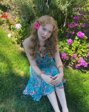 Abigail Zoe Lewis Instagram - What the song said!!! Turned 17 the other day. And it feels pretty wonderful. 🩵🌺🪩✧˖ °

#dancingqueen #seventeen #17 #birthday
