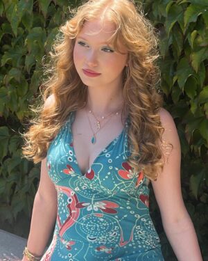 Abigail Zoe Lewis Instagram - What the song said!!! Turned 17 the other day. And it feels pretty wonderful. 🩵🌺🪩✧˖ °

#dancingqueen #seventeen #17 #birthday