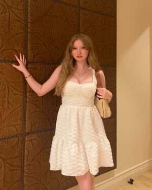 Abigail Zoe Lewis Instagram - Little dress moment because it’s finally summer eee!!!🤍🌞🐚

#summer #explore #explorepage