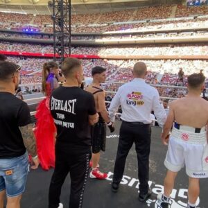 Abraham Mateo Instagram - Hoy hace un año de este día histórico. Gracias @ibaillanos por hacerme sentir durante 3 semanas como Rocky Balboa 🥊😝

1. Aquí el momento de ganar que fue una puta locura… aun solo teniendo 3 semanas de preparación y todo en contra, lo conseguimos 💪🏼 

2. Justo antes de subir al ring. 

3. Con mi padree q tiene más flow q nadie!! 🔥 súper metío en la película desde el minuto 1 y me ayudó demasiado durante todo el proceso de la preparación de la pelea. Mi mano derecha. Nunca olvidaré los peazos d desayunos q me hacía y lo al milímetro que llevó todas mis cosas. Al ganar nos abrazamos como si no hubiera un mañana. Compartir eso juntos no tuvo precio. Grande mi pare ahí 🫶🏼 Y mi mare también pobrecita mia que aunque no salga en la foto, lo que sufrió viéndome pelear ese día fue algo increíble… lo pasó fatal… pero todas las comidas que me hacía me pusieron más fuerte q el vinagre la verdad 🤣 sin eso he de decir que no hubiese ganao ni de coña…🙄 xdd 

4. Posando junto a la mayor victoria que me he llevado jamás. Gracias por haber sido mis buenas noches y mis buenos días con una sonrisa durante esas 3 semanas tan intensas y por confiar en mi desde el primer día… aguantando mis nervios, mis cambios de humor, mis altibajos y estando presente en cada entrenamiento. Nunca fallas. Te amo baby 🤍

5. Con el equipo que me llevó a conseguir ese cinturón que parecía un reto imposible. 

6. Charla pre combate 

7. Entrevista post combate 

8. Con mi mentor… 🙏🏼 Tu movías el joystick y yo solo te hice caso en todo. Gracias por la entrega y por darme no solo una victoria… sino una dosis de disciplina y aprendizaje que me llevo para toda la vida. Gracias @javierpardo.tbc 

9. Comidita y piscinita con todo el equipo en mi casa antes de salir para el estadio 💪🏼

10. SE ACABÓ LA PELEA… GANAMOS… A DORMIR Q MAÑANA HAY SHOW EN MÁLAGA 🤣🤣🤘🏼🤘🏼🤘🏼