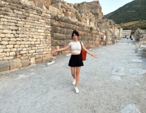 Açelya Devrim Yılhan Instagram - gardım sağlam, güllerden tuğla…