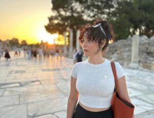 Açelya Devrim Yılhan Instagram - gardım sağlam, güllerden tuğla…