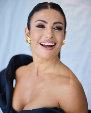 Ada Nicodemou Instagram - A moment for this absolutely incredible hair and makeup look for the #TVWeekLogies by @rosesaffioti ❤️

Assisted by: @maddiraapmakeup
Photos by: @jeremygreive