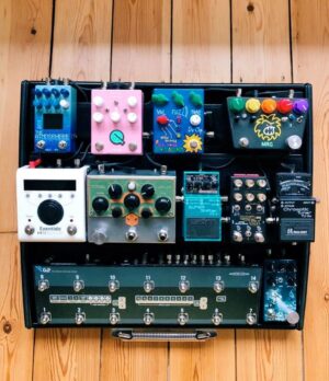 Adam Prendergast Instagram - I realise how boring this may be to some people but this is my new pedalboard of dreams and it’s too good not to share 💁🏻‍♀️ @schmidt_array_pedalboards 
@drscientistsounds 
@quiettheory 
@eventideaudio 
@rednoisepedals 
@beetronics 
@spencersnaps 
@chaseblissaudio 
@walrusaudioeffects 
@nrgeffects 
@boss_europe 
@fuzzrocious 
@wrenandcuff 
@jimdunlopusa 
@danielthegigrig 
@evidenceaudio 
@voodoolabofficial