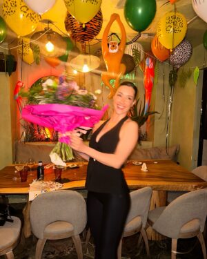 Adara Molinero Instagram - La fiesta sorpresa de despedida que me preparo mi amor @alexghita1993 ♥️ con algunas de las personas que quiero. Me voy a la isla con el corazón lleno de amor y muy afortunada por teneros en mi vida 🥹 gracias 💕💕
