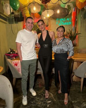 Adara Molinero Instagram - La fiesta sorpresa de despedida que me preparo mi amor @alexghita1993 ♥️ con algunas de las personas que quiero. Me voy a la isla con el corazón lleno de amor y muy afortunada por teneros en mi vida 🥹 gracias 💕💕