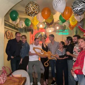 Adara Molinero Instagram - La fiesta sorpresa de despedida que me preparo mi amor @alexghita1993 ♥️ con algunas de las personas que quiero. Me voy a la isla con el corazón lleno de amor y muy afortunada por teneros en mi vida 🥹 gracias 💕💕