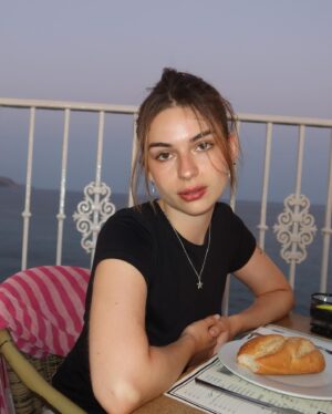 Adèle Castillon Instagram - 𝓕𝓲𝓷 𝓭𝓮𝓼 𝓿𝓪𝓬𝓪𝓷𝓬𝓮𝓼
(っ◔◡◔)っ

LA TOURNÉE REPREND !!! 

11.07 POUPET FESTIVAL
12.07 TERRES DU SON