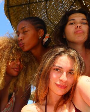 Adèle Castillon Instagram - 𝓕𝓲𝓷 𝓭𝓮𝓼 𝓿𝓪𝓬𝓪𝓷𝓬𝓮𝓼
(っ◔◡◔)っ

LA TOURNÉE REPREND !!! 

11.07 POUPET FESTIVAL
12.07 TERRES DU SON