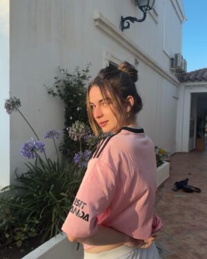 Adèle Castillon Instagram - 𝓕𝓲𝓷 𝓭𝓮𝓼 𝓿𝓪𝓬𝓪𝓷𝓬𝓮𝓼
(っ◔◡◔)っ

LA TOURNÉE REPREND !!! 

11.07 POUPET FESTIVAL
12.07 TERRES DU SON