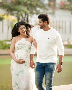 Aditi Prabhudeva Instagram - ಪ್ರೀತಿಯ ಯಶು, 
ಹುಟ್ಟು ಹಬ್ಬದ ಹಾರ್ದಿಕ ಶುಭಾಶಯಗಳು😘
ನೀವೊಬ್ಬ ನಿಷ್ಕಲ್ಮಶ ಮನಸ್ಸಿನ ವ್ಯಕ್ತಿತ್ವದವರು.. ಮೌನಕ್ಕೂ ಅರ್ಥವಿದೆ ಎಂದು ತಿಳಿಸಿಕೊಟ್ಟ ಪ್ರೀತಿಯ ಗೆಳೆಯ ನೀವು..
ನನ್ನ ಬದುಕಿನ ಶಕ್ತಿ ನೀವು..
ಆ ದೇವರು ಪ್ರಪಂಚದ ಎಲ್ಲಾ ಸುಖವನ್ನು ,ನೆಮ್ಮದಿಯನ್ನು ನಿಮಗೆ ನೀಡಲಿ ಕಂದ..
ಹಾಗೆಯೇ ನಾವಿಬ್ರೂ ಯಾವಾಗ್ಲೂ ಹೀಗೆ ಒಟ್ಟಿಗೆ , ಕಷ್ಟ ಸುಖಗಳಲ್ಲಿ ಒಂದಾಗಿ, ಜೊತೆಯಾಗಿ ಬೆಳೆದು ಸಾಧನೆ ,ನೆಮ್ಮದಿಯತ್ತ ಹೆಜ್ಜೆ ಹಾಕೋಣ.
ನಿಮಗೆ ನೆನಪಿದೆಯಾ ..ಕಳೆದ ವರ್ಷ ಇದೇ ದಿವಸ ನೀವು ತಂದೆಯಾಗುವ ಸುದ್ದಿಯನ್ನು ನೀಡಿದೆ. ಈ ವರ್ಷ ನಾವು ಇಬ್ಬರಲ್ಲ ಮೂವರು 👩‍❤️‍👨👉🏻👨‍👩‍👧 ಈ ವರ್ಷದ ನಿಮ್ಮ ಹುಟ್ಟುಹಬ್ಬಕ್ಕೆ ನಮ್ಮ ಮಗಳೇ ನಾನು ನಿಮಗೆ ನೀಡಿರುವ ಮುದ್ದಾದ ಉಡುಗೊರೆ.. ಏನಂತೀರಾ??🥰😍
Thanks for everything my love..
HAPPY BIRTHDAY 🎂💖✨️
@yashas.patla
