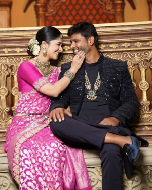Aditi Prabhudeva Instagram - ಪ್ರೀತಿಯ ಯಶು, 
ಹುಟ್ಟು ಹಬ್ಬದ ಹಾರ್ದಿಕ ಶುಭಾಶಯಗಳು😘
ನೀವೊಬ್ಬ ನಿಷ್ಕಲ್ಮಶ ಮನಸ್ಸಿನ ವ್ಯಕ್ತಿತ್ವದವರು.. ಮೌನಕ್ಕೂ ಅರ್ಥವಿದೆ ಎಂದು ತಿಳಿಸಿಕೊಟ್ಟ ಪ್ರೀತಿಯ ಗೆಳೆಯ ನೀವು..
ನನ್ನ ಬದುಕಿನ ಶಕ್ತಿ ನೀವು..
ಆ ದೇವರು ಪ್ರಪಂಚದ ಎಲ್ಲಾ ಸುಖವನ್ನು ,ನೆಮ್ಮದಿಯನ್ನು ನಿಮಗೆ ನೀಡಲಿ ಕಂದ..
ಹಾಗೆಯೇ ನಾವಿಬ್ರೂ ಯಾವಾಗ್ಲೂ ಹೀಗೆ ಒಟ್ಟಿಗೆ , ಕಷ್ಟ ಸುಖಗಳಲ್ಲಿ ಒಂದಾಗಿ, ಜೊತೆಯಾಗಿ ಬೆಳೆದು ಸಾಧನೆ ,ನೆಮ್ಮದಿಯತ್ತ ಹೆಜ್ಜೆ ಹಾಕೋಣ.
ನಿಮಗೆ ನೆನಪಿದೆಯಾ ..ಕಳೆದ ವರ್ಷ ಇದೇ ದಿವಸ ನೀವು ತಂದೆಯಾಗುವ ಸುದ್ದಿಯನ್ನು ನೀಡಿದೆ. ಈ ವರ್ಷ ನಾವು ಇಬ್ಬರಲ್ಲ ಮೂವರು 👩‍❤️‍👨👉🏻👨‍👩‍👧 ಈ ವರ್ಷದ ನಿಮ್ಮ ಹುಟ್ಟುಹಬ್ಬಕ್ಕೆ ನಮ್ಮ ಮಗಳೇ ನಾನು ನಿಮಗೆ ನೀಡಿರುವ ಮುದ್ದಾದ ಉಡುಗೊರೆ.. ಏನಂತೀರಾ??🥰😍
Thanks for everything my love..
HAPPY BIRTHDAY 🎂💖✨️
@yashas.patla