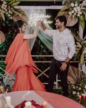 Aditi Prabhudeva Instagram - ಪ್ರೀತಿಯ ಯಶು, 
ಹುಟ್ಟು ಹಬ್ಬದ ಹಾರ್ದಿಕ ಶುಭಾಶಯಗಳು😘
ನೀವೊಬ್ಬ ನಿಷ್ಕಲ್ಮಶ ಮನಸ್ಸಿನ ವ್ಯಕ್ತಿತ್ವದವರು.. ಮೌನಕ್ಕೂ ಅರ್ಥವಿದೆ ಎಂದು ತಿಳಿಸಿಕೊಟ್ಟ ಪ್ರೀತಿಯ ಗೆಳೆಯ ನೀವು..
ನನ್ನ ಬದುಕಿನ ಶಕ್ತಿ ನೀವು..
ಆ ದೇವರು ಪ್ರಪಂಚದ ಎಲ್ಲಾ ಸುಖವನ್ನು ,ನೆಮ್ಮದಿಯನ್ನು ನಿಮಗೆ ನೀಡಲಿ ಕಂದ..
ಹಾಗೆಯೇ ನಾವಿಬ್ರೂ ಯಾವಾಗ್ಲೂ ಹೀಗೆ ಒಟ್ಟಿಗೆ , ಕಷ್ಟ ಸುಖಗಳಲ್ಲಿ ಒಂದಾಗಿ, ಜೊತೆಯಾಗಿ ಬೆಳೆದು ಸಾಧನೆ ,ನೆಮ್ಮದಿಯತ್ತ ಹೆಜ್ಜೆ ಹಾಕೋಣ.
ನಿಮಗೆ ನೆನಪಿದೆಯಾ ..ಕಳೆದ ವರ್ಷ ಇದೇ ದಿವಸ ನೀವು ತಂದೆಯಾಗುವ ಸುದ್ದಿಯನ್ನು ನೀಡಿದೆ. ಈ ವರ್ಷ ನಾವು ಇಬ್ಬರಲ್ಲ ಮೂವರು 👩‍❤️‍👨👉🏻👨‍👩‍👧 ಈ ವರ್ಷದ ನಿಮ್ಮ ಹುಟ್ಟುಹಬ್ಬಕ್ಕೆ ನಮ್ಮ ಮಗಳೇ ನಾನು ನಿಮಗೆ ನೀಡಿರುವ ಮುದ್ದಾದ ಉಡುಗೊರೆ.. ಏನಂತೀರಾ??🥰😍
Thanks for everything my love..
HAPPY BIRTHDAY 🎂💖✨️
@yashas.patla