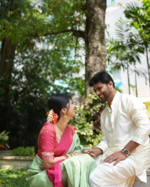 Aditi Prabhudeva Instagram - ಪ್ರೀತಿಯ ಯಶು, 
ಹುಟ್ಟು ಹಬ್ಬದ ಹಾರ್ದಿಕ ಶುಭಾಶಯಗಳು😘
ನೀವೊಬ್ಬ ನಿಷ್ಕಲ್ಮಶ ಮನಸ್ಸಿನ ವ್ಯಕ್ತಿತ್ವದವರು.. ಮೌನಕ್ಕೂ ಅರ್ಥವಿದೆ ಎಂದು ತಿಳಿಸಿಕೊಟ್ಟ ಪ್ರೀತಿಯ ಗೆಳೆಯ ನೀವು..
ನನ್ನ ಬದುಕಿನ ಶಕ್ತಿ ನೀವು..
ಆ ದೇವರು ಪ್ರಪಂಚದ ಎಲ್ಲಾ ಸುಖವನ್ನು ,ನೆಮ್ಮದಿಯನ್ನು ನಿಮಗೆ ನೀಡಲಿ ಕಂದ..
ಹಾಗೆಯೇ ನಾವಿಬ್ರೂ ಯಾವಾಗ್ಲೂ ಹೀಗೆ ಒಟ್ಟಿಗೆ , ಕಷ್ಟ ಸುಖಗಳಲ್ಲಿ ಒಂದಾಗಿ, ಜೊತೆಯಾಗಿ ಬೆಳೆದು ಸಾಧನೆ ,ನೆಮ್ಮದಿಯತ್ತ ಹೆಜ್ಜೆ ಹಾಕೋಣ.
ನಿಮಗೆ ನೆನಪಿದೆಯಾ ..ಕಳೆದ ವರ್ಷ ಇದೇ ದಿವಸ ನೀವು ತಂದೆಯಾಗುವ ಸುದ್ದಿಯನ್ನು ನೀಡಿದೆ. ಈ ವರ್ಷ ನಾವು ಇಬ್ಬರಲ್ಲ ಮೂವರು 👩‍❤️‍👨👉🏻👨‍👩‍👧 ಈ ವರ್ಷದ ನಿಮ್ಮ ಹುಟ್ಟುಹಬ್ಬಕ್ಕೆ ನಮ್ಮ ಮಗಳೇ ನಾನು ನಿಮಗೆ ನೀಡಿರುವ ಮುದ್ದಾದ ಉಡುಗೊರೆ.. ಏನಂತೀರಾ??🥰😍
Thanks for everything my love..
HAPPY BIRTHDAY 🎂💖✨️
@yashas.patla