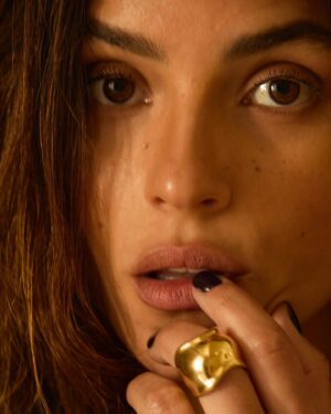 Adria Arjona Instagram - Loving this Elsa Peretti Bone ring 💛

 #tiffanyandco #elsaperetti @Tiffanyandco