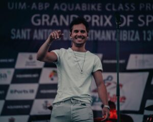 Adrián Expósito Instagram - LO QUE NO PUDE BESARTE live 🤟🏼