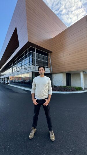 Adrian Grenier Instagram - @sukinskincare brought down to see their operations and to hand out a 40k! check for @greeningaustralia to restore mangroves and preserve the ocean from soil runoff!  I really appreciate companies that put in real effort and make a true difference. Not only in how the products are made but also how business is run. Kudos. And subsequently I get to do my first skin care routine for y’all 😎
#spon