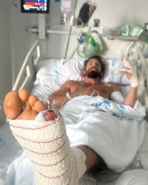 Adrián Lastra Instagram - Antes de nada… ESTOY BIEN!!! 
Quiero dar to la Información antes de que se filtre de cualquier manera los medios de comunicación.
El martes tuve un accidente de moto bastante aparatoso y tuve mucha suerte la verdad…. Bueno, entre suerte y que estoy fuerte también…. Jajjajaj
 

Me tuvieron que operar de cirugía plástica la mano izquierda, el dedo índice y anular el anular con fractura de la última falange con el riesgo de amputarla, pero pudieron salvarla! 
Y luego otra operación en el pie izquierdo con factura abierta con luxación de el metatarso de el dedo meñique con ese regalito que veis en la foto de las agujas por fuera.
Y luego algún rasguño que otro.

Que saco con todo esto? Lo primero “Adri ESTÁS BIEN, no te preocupes!”. Y sobre todo que en un susto se te puede ir todo a la mierda, para que me esté preocupando muchas veces de absurdeces…

OBVIAMENTE no puedo terminar la gira de Medusa, con lo que me da mucha rabia… pero si anunció que yo esté como este, finales de septiembre ESTRENO EL MUSICAL DE GREASE en el teatro APOLO DE MADRID!!!

Que sigamos bailando la vida aunque yo de momento sea cojeando!