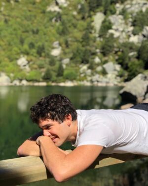 Adrián Salzedo Instagram - Creéis que estaba posando? Se admiten apuestas..
.
.
.
.
.
#smile #life #greatfull #lagonegro #lagunanegra #actor #campo #water #conzeta #noideas #postureo 📸 @luciaguerrerooficial