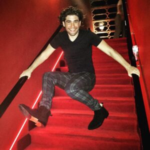 Adrián Salzedo Instagram - #soyyo @elcorteingles 👞 @gautier_shoes #modelo #jump #smile #stairs #red #events #swag #cute #cool #fashion #style #love #picoftheday #photooftheday #pic #photography #adriansalzedo #shoes #model