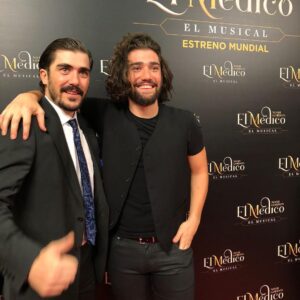 Adrián Salzedo Instagram - Recordando momentos bonitos con personas aún más bonitas! @carlossolano79 #hermano #brother #elmedicoelmusical #premiere #estreno #theatre #conzeta #noahgordon #robjcole #elmedico @elmedicomusical #suits #postureo #hairstyle #beard #beardstyle #beardmodel
