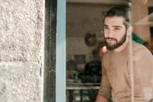 Adrián Salzedo Instagram - Dias así hacen pensar ... #atravesdemiventana #proyectos #proyects #conzeta #actor #actorlife #health #songs #mirror #window #bear #beardstyle #keepfocus #focus by @laura_enrech  y su particular tacto