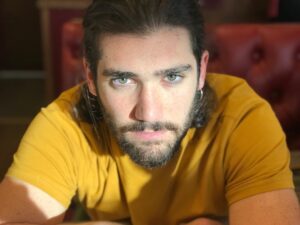 Adrián Salzedo Instagram - Estaba haciendo la digestión..... #conzeta #nofilter #picoftheday #green #greeneyes #beard #hairstyle #crazyhair #yellow