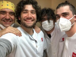 Adrián Salzedo Instagram - La unión hace la fuerza  No somos consientes del sacrificio humano que hay tras la batalla del Covid-19. Desde aquí quiero lanzar todo mi apoyo a los trabajadores y trabajadoras de todas las residencias de ancianos por intentar regalarles alegria en estos momentos de soledad, que sin duda es la peor enfermedad del mundo. nuestro dia a día es desinfectar pasillos, camas, baños, sábanas... etc. Y mi objetivo particular es no hacerles sentir solos ya que pasan las 24hrs del dia encerrados en una habitación con el minimo contacto posible. Desde aquí os pido por favor que seáis responsables ya que no es un juego. Y por último. Javi, bienvenido otro hermano más que se une. #covid19 #coronavirus #hermanos #conzeta #madrid #comunidademadrid