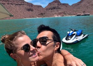 Adrián Uribe Instagram - Gran viaje juntos que ya necesitábamos!😍
Te amo! ❤️