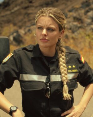 Adriana Torrebejano Instagram - 🌋 En #BajoUnVolcán, la nueva película de #SecuoyaStudios, Mario Torres (@willevy ) estará acompañado de Ana (@torrebe ), una militar especialista de la UME.

👩‍🚒 Cómplice y compañera de Torres, Ana será clave en la lucha ante la posible catástrofe provocada por el volcán que amenaza la localidad de Garachico…

#ViX