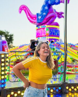 Adriana Torrebejano Instagram - La 1, la 2 o la 3…? 🎢🎡🎠