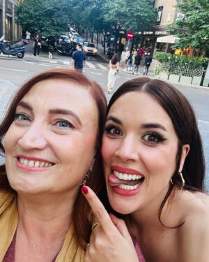 Adriana Ugarte Instagram - Gracias,gracias,gracias, @telva @olgaruiz_telva y @larocheposay por dedicaros en cuerpo y alma a la lucha contra el cáncer.Un privilegio acompañaros en una noche así🥹💘. Hicisteis un homenaje al eterno Pau Donés que me llegó al alma.
Gracias @beavaldiviac y @marchesafashion @lodishoes @ylianayepez @cxc.spain por vestirme tan bonita 🙏🏻🤩 y gracias @tachabeauty y @naogayoso por preparar mi piel con tanto mimo.
 @angelacariddi eres genial 🦄