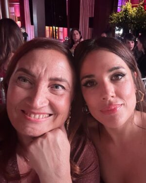Adriana Ugarte Instagram - Gracias,gracias,gracias, @telva @olgaruiz_telva y @larocheposay por dedicaros en cuerpo y alma a la lucha contra el cáncer.Un privilegio acompañaros en una noche así🥹💘. Hicisteis un homenaje al eterno Pau Donés que me llegó al alma.
Gracias @beavaldiviac y @marchesafashion @lodishoes @ylianayepez @cxc.spain por vestirme tan bonita 🙏🏻🤩 y gracias @tachabeauty y @naogayoso por preparar mi piel con tanto mimo.
 @angelacariddi eres genial 🦄