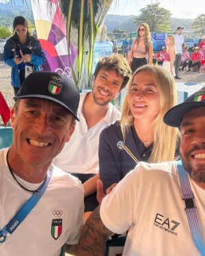 Adriano de Souza Instagram - Ho terminato un'altra Olimpiade del surf, vorrei ringraziare tutti gli sforzi di @leofioravanti e della federazione @fisswofficial per avermi messo come allenatore, ho imparato molto ogni giorno che passa e spero che la prossima volta potremo avere grandi Olimpiadi come l'Italia merita, congratulazioni Italia per il 9° posto assoluto. Forza 🇮🇹 @claudio_ponzani