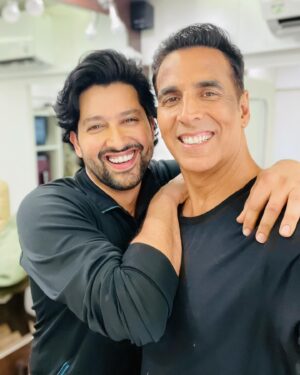 Aftab Shivdasani Instagram - First Photo taken 16 years apart (2008 & 2024). As you can see, nothing has changed 😁🤪. Thank you ‘Awara’ for ‘welcome’-ing this ‘Deewana’ to this ‘Paagal’ Jungle! 
#welcometothejungle 
@khan_ahmedasas 
@shairaahmedkhan 
#baseindustries