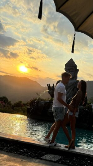 Agáta Hanychová Instagram - Ok,uz dnes skoro u slunce:) vesmír zitra…zpet na Bali:))) #love @miroslav_dopita